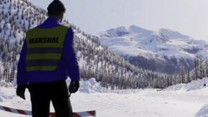 Aseetto-Corsa-Rally-Alpine-A110-and-snow-mountain